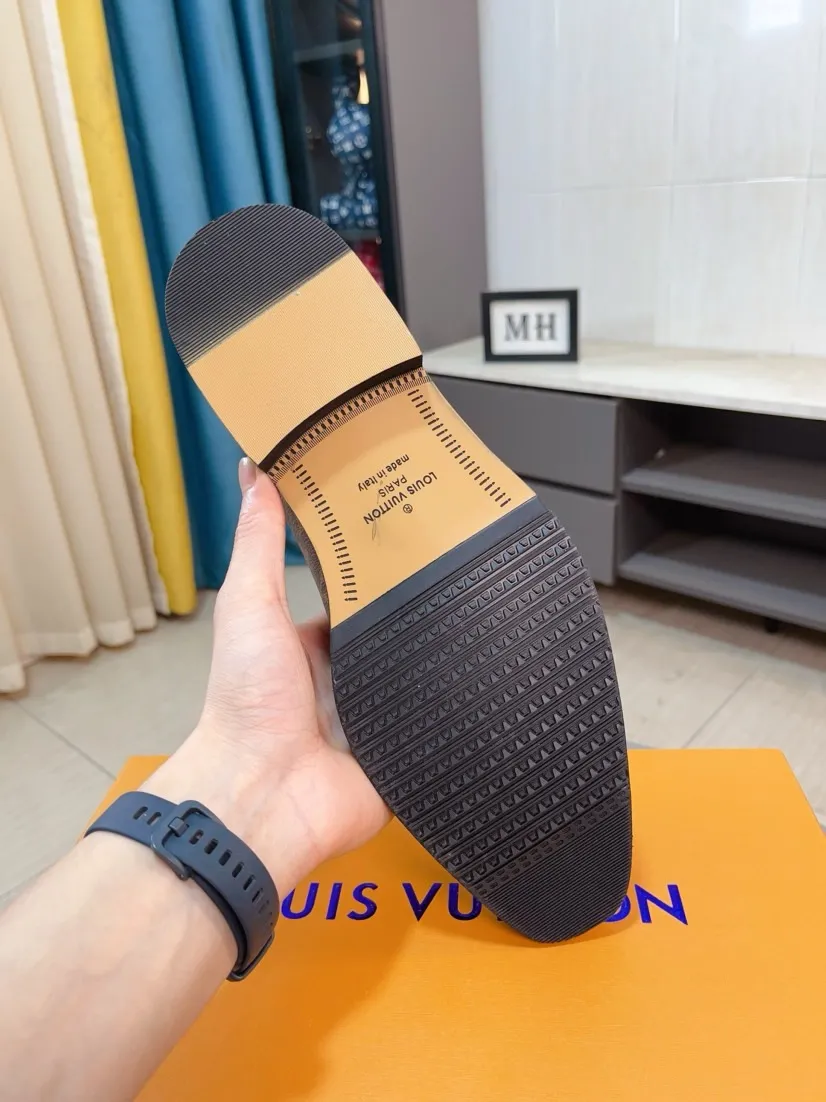 Ex-factory price 720🌹🌹High version [LV] Louis Vuitton's popular casual leather shoes🎖Fashionable and elegant🎖🎖Material: Original imported open-edge beaded cowhide, washed cowhide leather lining, original open-molded rubber outsole, high-end and classy, ​​elegant quality, instantly transforming into a handsome man ❤❤Standard\nNumber: 38-44